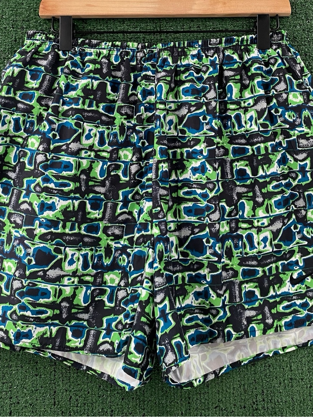VTG 90’s Nike Abstract Geometric Patterned Windbreaker Lined Shorts Men’s Large